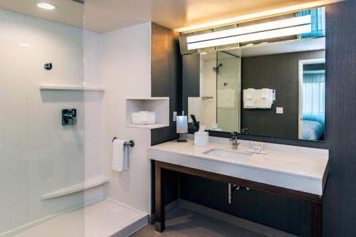 y baño con lavabo y espejo. en Courtyard by Marriott Somerset en Somerset