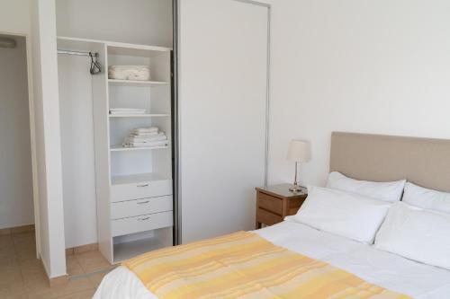 een slaapkamer met een bed en een kast bij Apartamento Tomás Jofré in San Luis