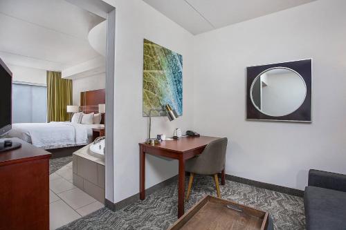 Habitación de hotel con escritorio y cama en SpringHill Suites Pigeon Forge, en Pigeon Forge