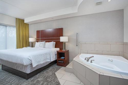 Postel nebo postele na pokoji v ubytování SpringHill Suites Pigeon Forge