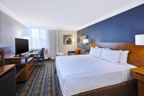 a hotel room with a bed and a desk at Fairfield by Marriott Inn & Suites Herndon Reston in Herndon