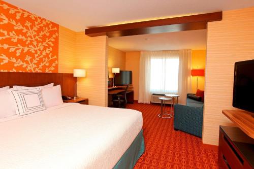 une chambre d'hôtel avec un lit et une télévision dans l'établissement Fairfield Inn & Suites by Marriott Omaha Papillion, à Papillion