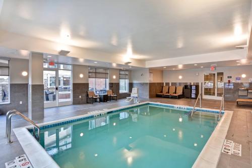 สระว่ายน้ำที่อยู่ใกล้ ๆ หรือใน Residence Inn by Marriott Milwaukee North/Glendale