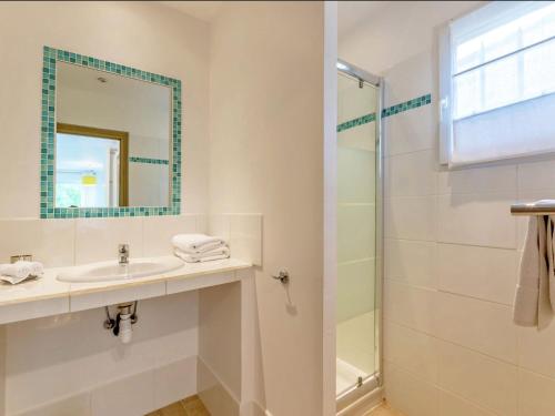 une salle de bain avec un lavabo et une douche dans l'établissement Gorgeous Apartment in Montauroux with Pool, à Montauroux