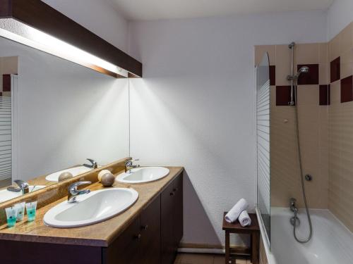 a bathroom with two sinks and a shower and a tub at Beautiful apartment in a picturesque city in the Dordogne in Bergerac