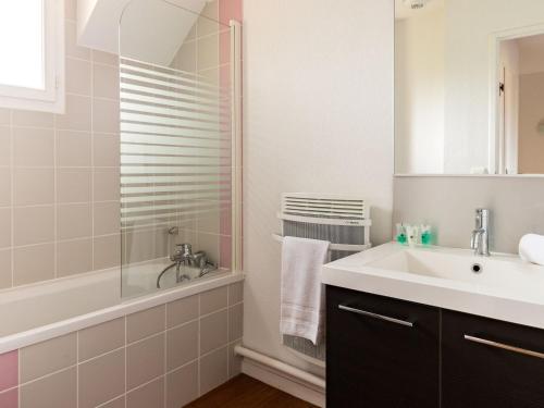une salle de bain avec un lavabo, une baignoire et une douche dans l'établissement Holiday Home in France with Garden Terrace, à Montignac