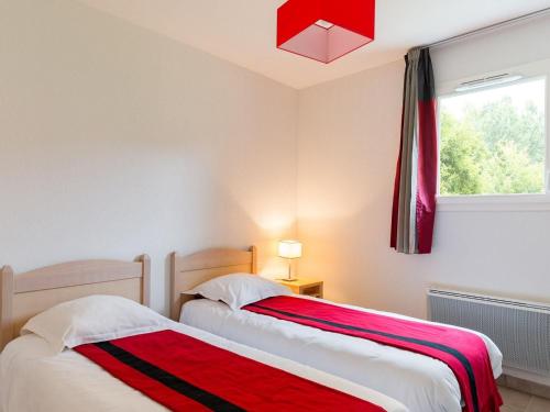 deux lits dans une chambre avec une fenêtre dans l'établissement Holiday Home in France with Garden Terrace, à Montignac