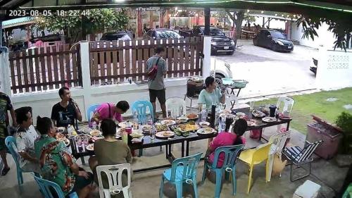 七岩的住宿－Loongmun Beach，一群坐在餐桌上吃食物的人