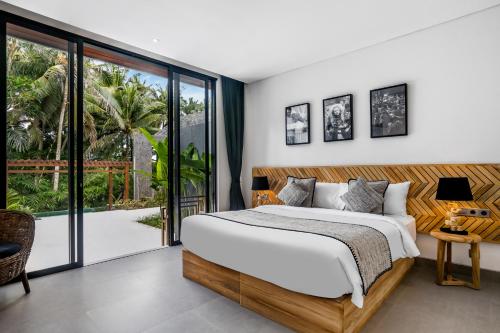 - une chambre avec un lit et une grande fenêtre dans l'établissement Villa Dream by BaliSuperHost, à Ubud