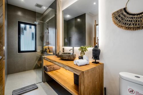 La salle de bains est pourvue d'un comptoir en bois et d'un lavabo. dans l'établissement Villa Dream by BaliSuperHost, à Ubud