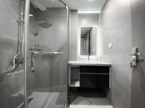 y baño con ducha y lavamanos. en Meta Apartment & Homestay, en Hai Phong