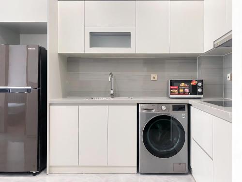 ハイフォンにあるThe LuxHomes Apartment & Homestay HD106のキッチン(洗濯機、シンク付)