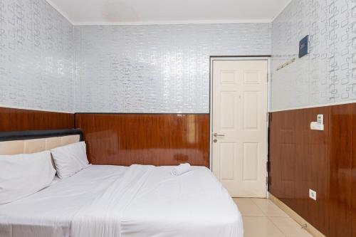 Postel nebo postele na pokoji v ubytování Alfa Guesthouse Serpong Mitra RedDoorz