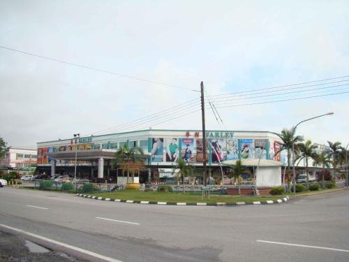 a building on the side of a street at Salim Inn in Sibu