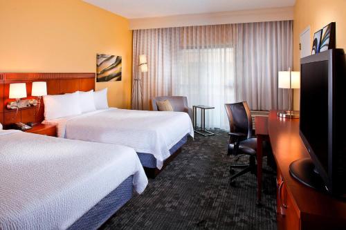Courtyard by Marriott Huntsville University Driveにあるテレビまたはエンターテインメントセンター