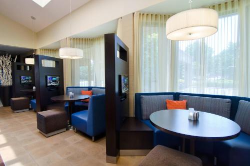 Courtyard by Marriott Huntsville University Driveにあるシーティングエリア