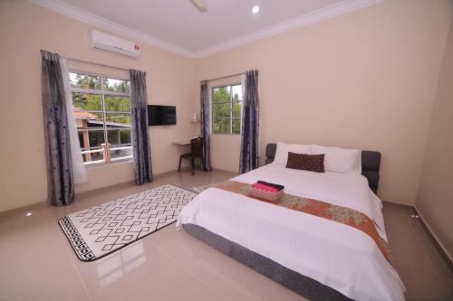 Un dormitorio con una cama grande y una ventana en Bee Good Chalet, en Yan