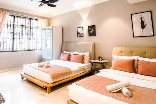 - une chambre avec 2 lits et une fenêtre dans l'établissement Family House at Wangsa Maju with Private Pool, à Kuala Lumpur