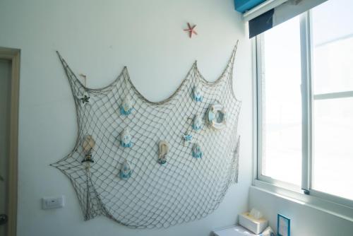 綠島鄉的住宿－愛上綠島，浴室墙上的玻璃架