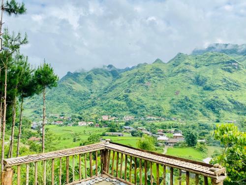 a wooden balcony with a view of a mountain at Tày Cốc Pảng Homestay in Làng Cac