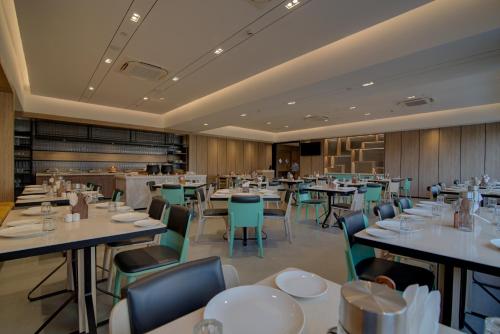 Reštaurácia alebo iné gastronomické zariadenie v ubytovaní 7 Apple Hotel Pratap Nagar, Jaipur