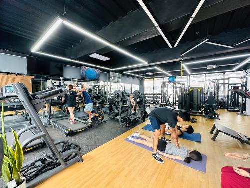 un grupo de personas haciendo ejercicio en un gimnasio en DG Budget Hotel Salem, en Manila