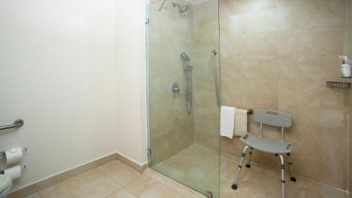 a glass shower with a chair in a bathroom at Holiday Inn Express Xalapa by IHG in Xalapa