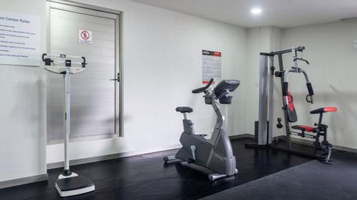 a gym with two exercise bikes in a room at Holiday Inn Express Xalapa by IHG in Xalapa