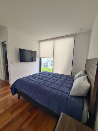 um quarto com uma cama azul num quarto em Miraflores habitación separada con privacidad dentro de departamento compartido em Lima