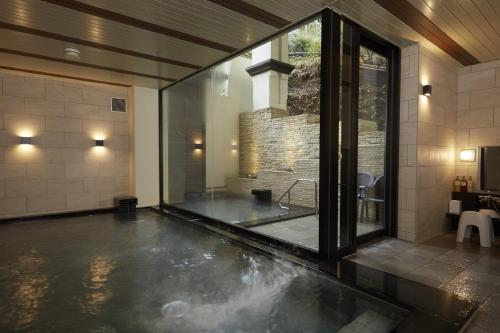 箱根町にある小田急山のホテルの床に水のプールが付いている部屋