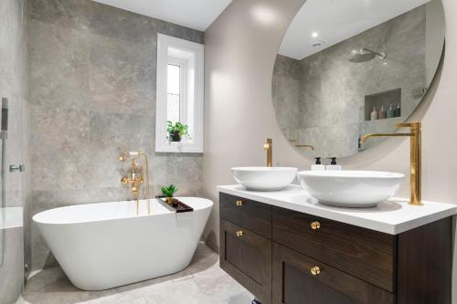baño con 2 lavabos y espejo grande en Sophisticated apartment in Oslo en Oslo