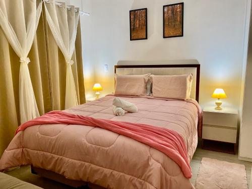 Una cama o camas en una habitación de UM OÁSIS EM CAMPOS - Lindo e Novo Ap - Próx a Capivari e ao lado da Fonte Simão - com Varanda Gourmet, Lareira & Calefação - UNIDADE COM VISTA PRIVILEGIADA PARA A FONTE