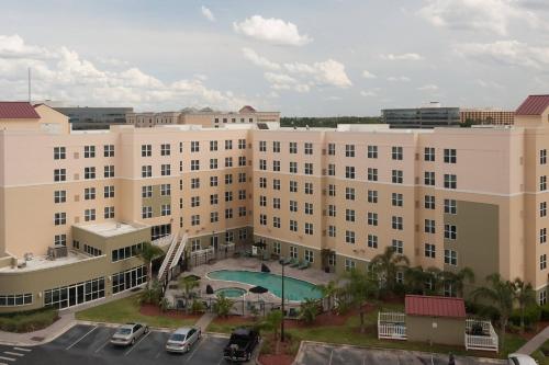 Бассейн в Residence Inn Orlando Airport или поблизости