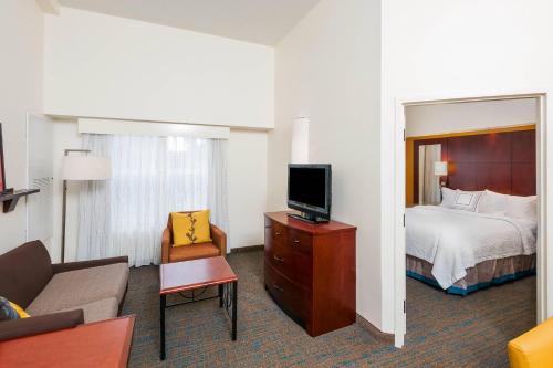 Телевизор и/или развлекательный центр в Residence Inn Orlando Airport