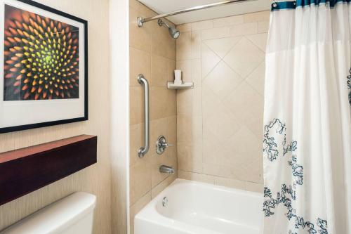 Ванная комната в Residence Inn Orlando Airport