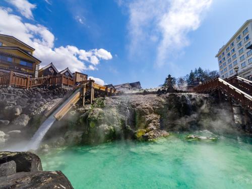 草津町にある亀の井ホテル 草津湯畑の滝のあるリゾート内の温泉