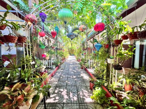 フーコックにあるCanary Bungalowの植物と色とりどりの灯籠がたっぷりと並ぶ温室