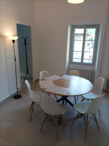 une salle à manger avec une table et des chaises blanches dans l'établissement O'Couvent - Appartement 97 m2 - 3 chambres - A441, à Salins-les-Bains