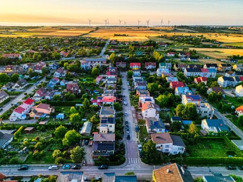 una vista aérea de una pequeña ciudad con molinos de viento en Bema 3 Darłowo, en Darłowo