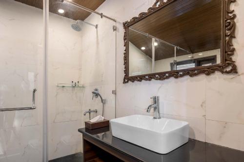 W łazience znajduje się umywalka i lustro. w obiekcie StayVista at Pine Estate with Outdoor Jacuzzi w mieście Shimla