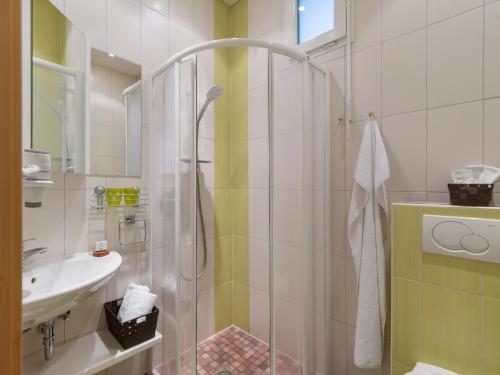 a bathroom with a shower and a sink at Aparthotel Gallahaus in Zell am Ziller