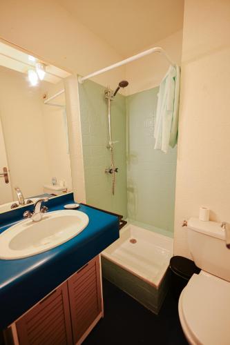 une salle de bain avec un lavabo, une douche et des toilettes dans l'établissement Appart cosy proche de la plage., à Seignosse