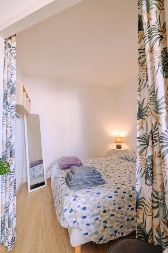 une chambre avec un lit dans une pièce dans l'établissement Appart cosy proche de la plage., à Seignosse