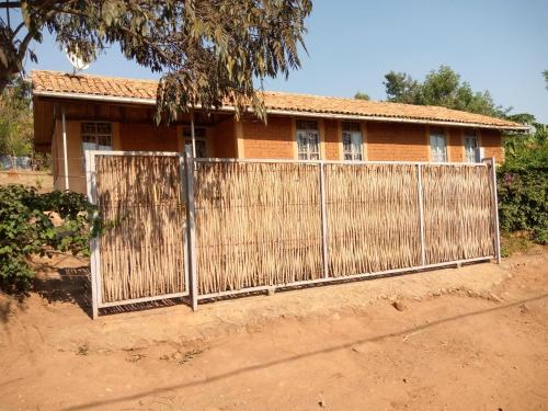 einen Zaun vor einem Haus in der Unterkunft Munyana homestay in Rwinkwavu