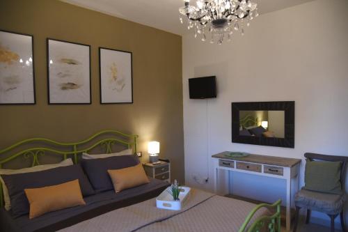 un soggiorno con divano e tavolo di SOLEMARE Rooms - CAMERA SUGHERO a Olbia