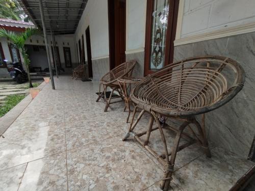 Senduro的住宿－Bali Ciliek Homestay，坐在庭院里的一排椅子