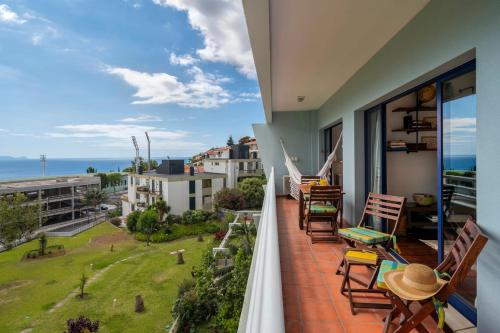 een balkon met stoelen en uitzicht op de oceaan bij Funchal bay view Vista Mar I in Funchal