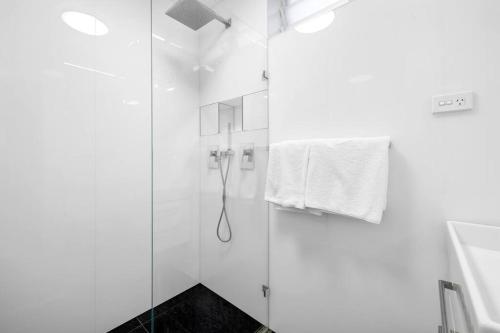 Um banheiro em Coastal Apartment and Parking Self - Catering