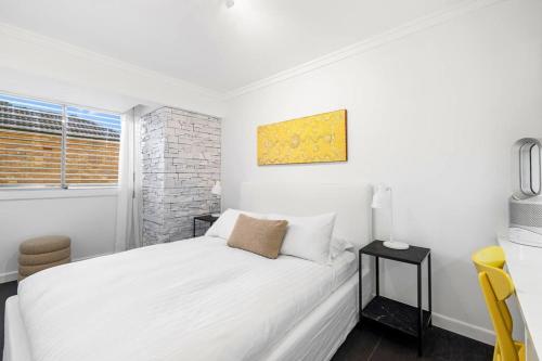 Uma cama ou camas num quarto em Coastal Apartment and Parking Self - Catering