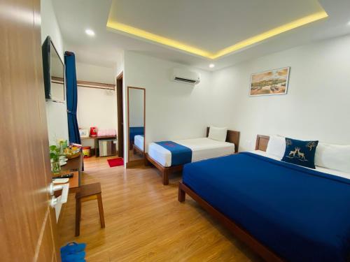 1 dormitorio con 1 cama azul en una habitación en THE VIEW HOMESTAY HỘI AN en Hoi An